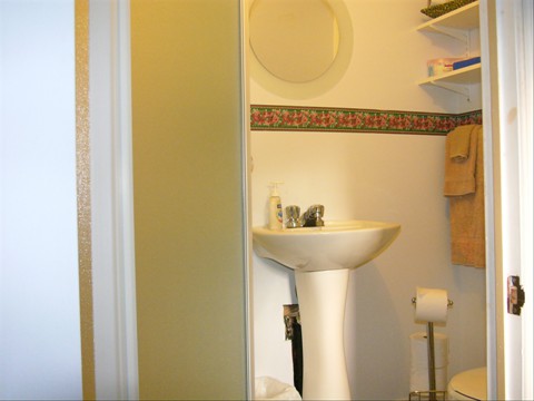 Toutes nos salles de bain vous offrent un sechoir a cheveux, un fer a friser, une douillette supplémentaire, serviettes, savon etc. 